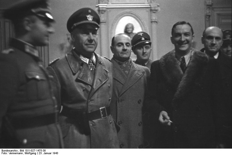 Nuit 23 janvier 1943, hôtel de ville extérieur tanks à côté de l'hôtel de ville