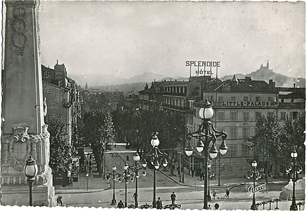 Carte postale, vue du haut des escaliers de la gare Saint Charles